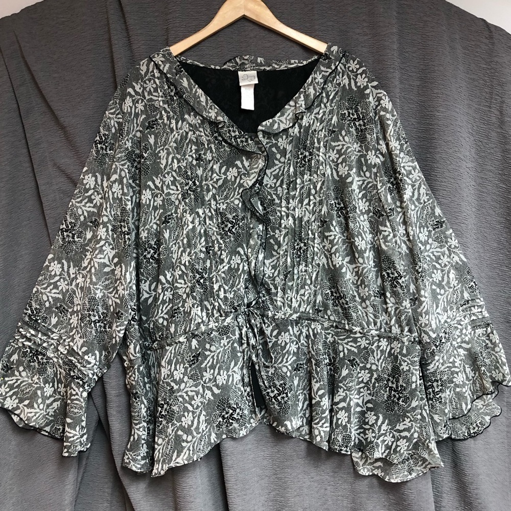 Butterfly 30/32 dress blouse, ruffle and pleat front bell sleeves, peplum bottom